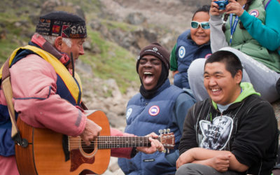 Titaktii inngiqtillugit ammalu apiqsugautillugit: Ian Tambly-mit amma Ilinniaqitaujuni Pijariiqsimajumit